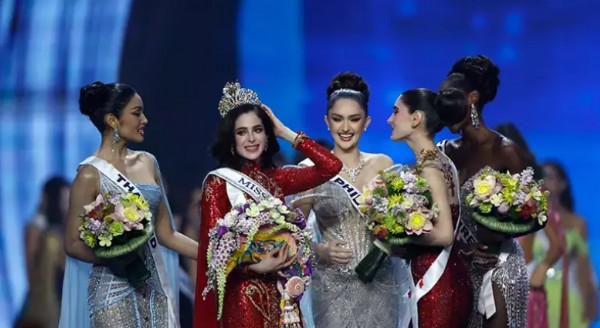 Tartışmalı güzelden gergin röportaj!